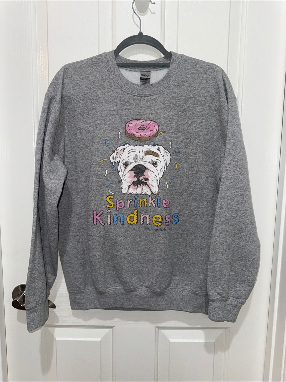 Gildan Men’s Gray 'Sprinkle Kindness' Eggnog the Bulldog Sweatshirt - Medium